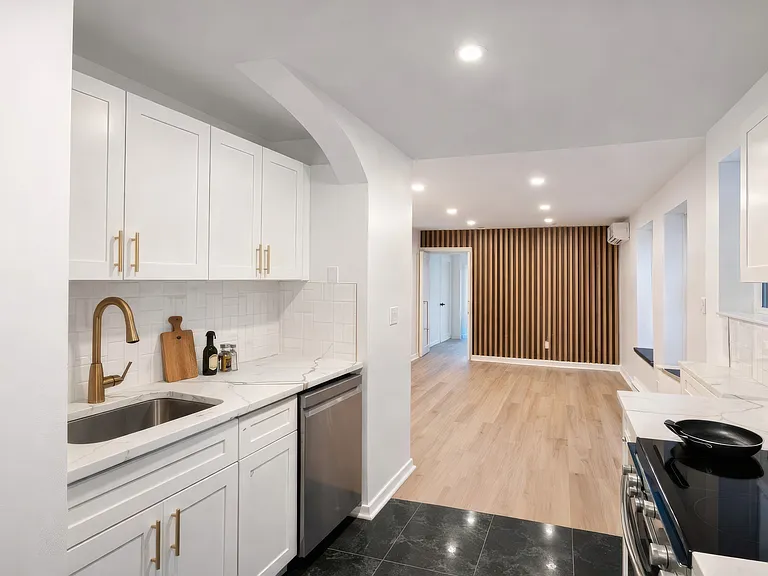 208 Warren St #2 — Photo 4