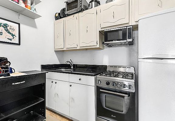 3rd image of 365 W 22nd St APT 3A