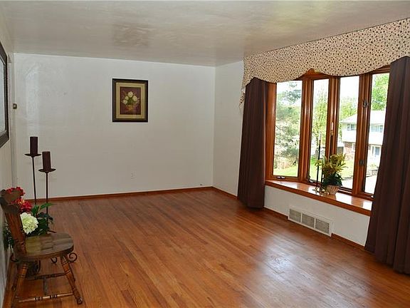 3rd image of 315 Lupine Dr