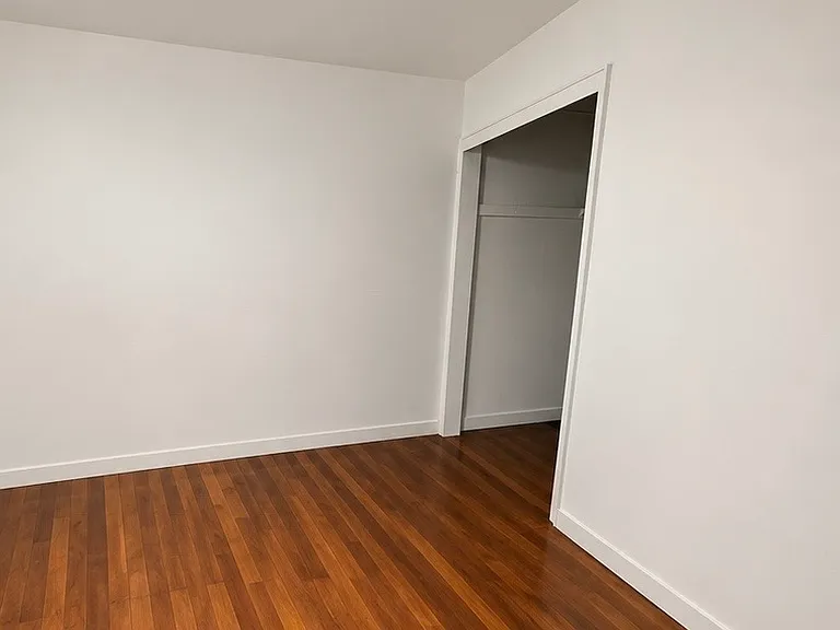 520 College Point Blvd — Photo 1