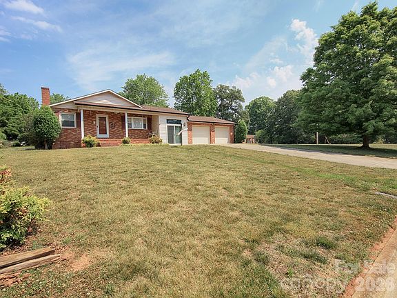 3rd image of 1005 Forest Park Dr