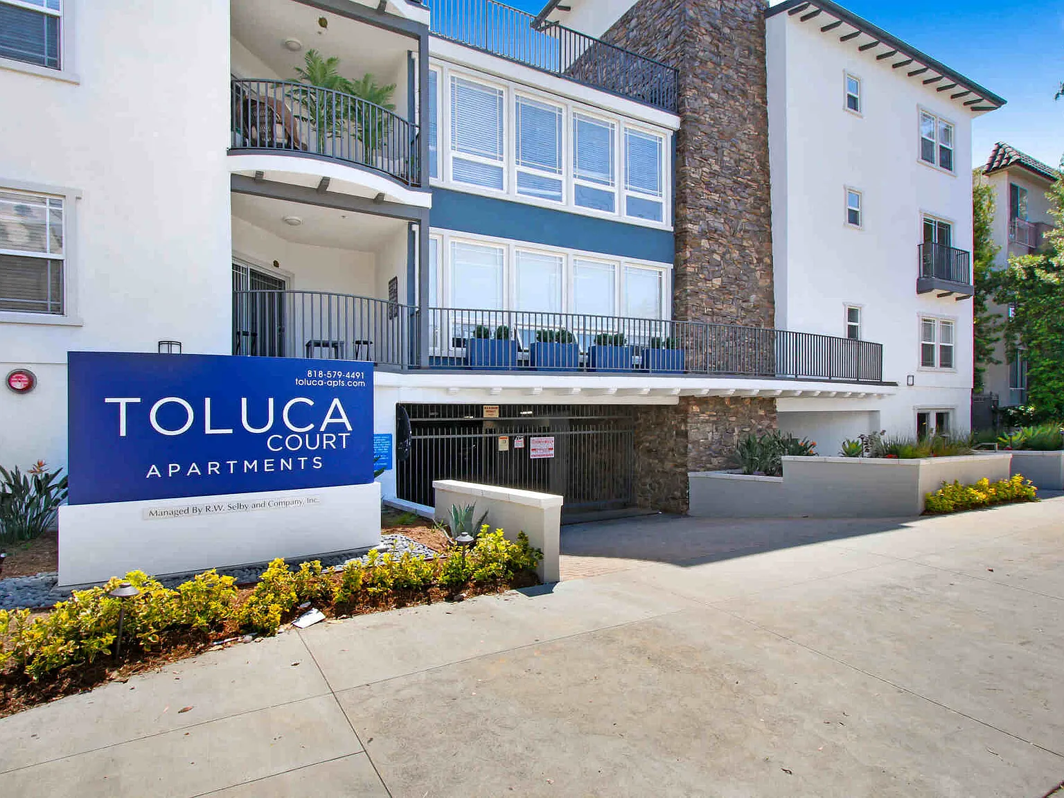 Toluca Court — Photo 2
