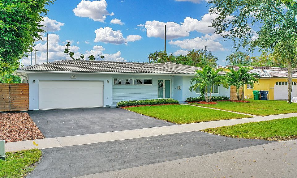 1st image of 7450 Twin Sabal Dr