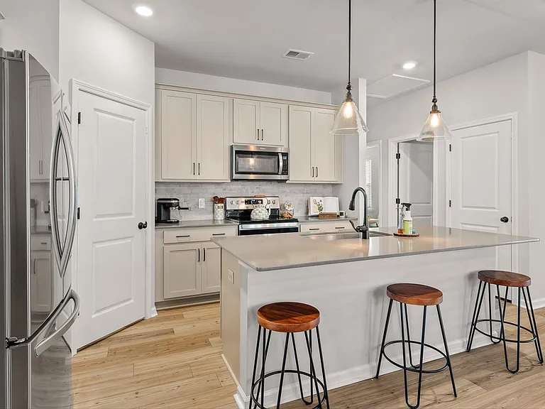 565 Abigail St — Photo 14