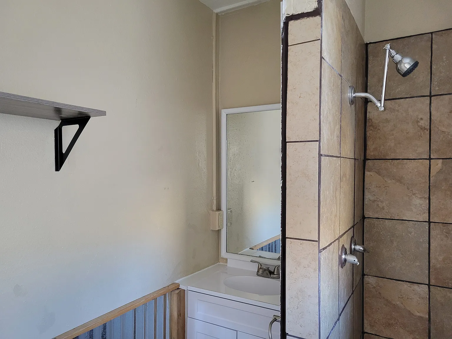 705 N Date St — Photo 2