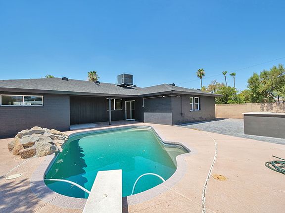2nd image of 948 E Manhatton Dr