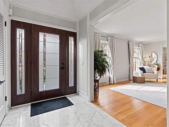 5th image of 900 W 112th St