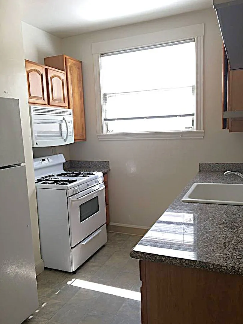 650ft2 - Sunny Apartment, Close To Everywhere! Nearby Bart & Cal — Photo 4