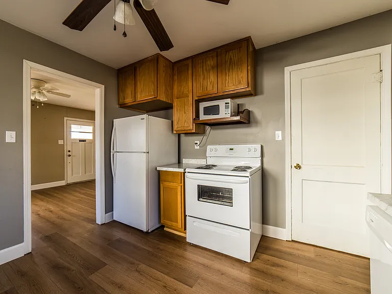 717 NW A St — Photo 10