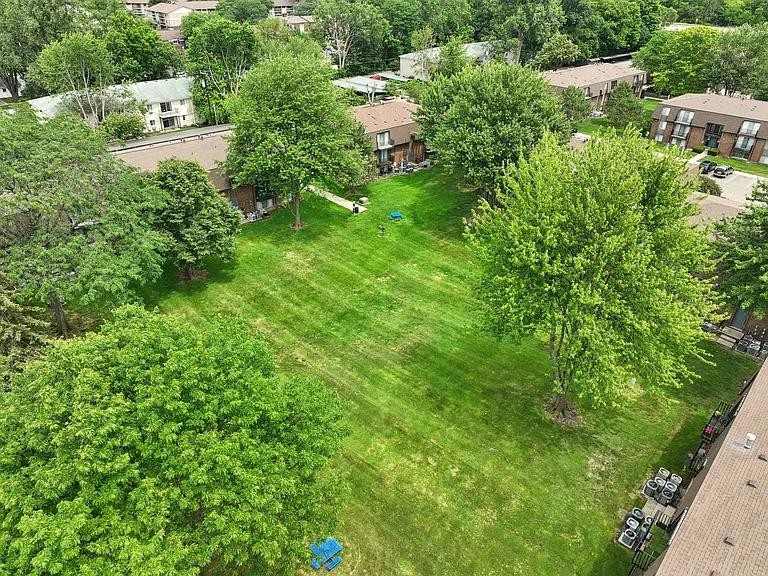 Expansive green space at Drawbridge Apartments in Harrison Township, MI.