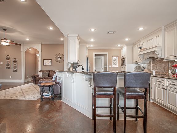 4th image of 7 Southwind Blvd