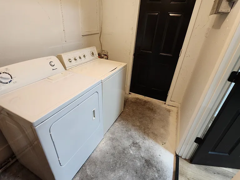139 NW Louise St — Photo 16