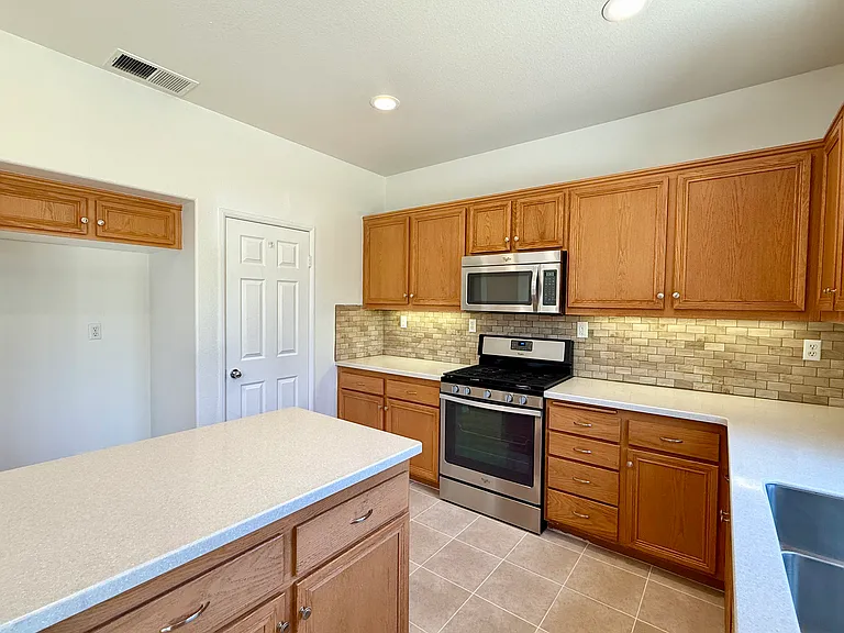 590 Rosemere Ln — Photo 5