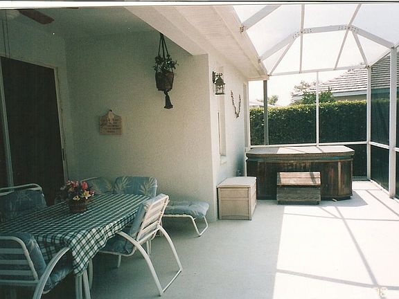 screened in lanai/hot tub