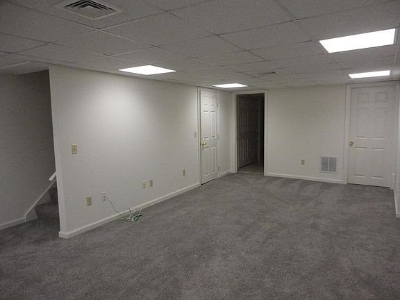 Finished basement w/laundry hookups