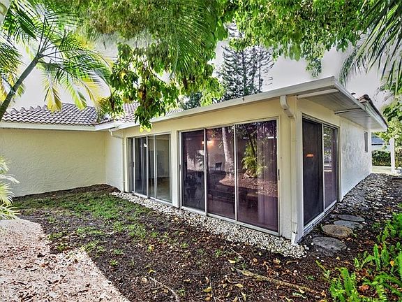 4th image of 7233 Saint Anns Ct