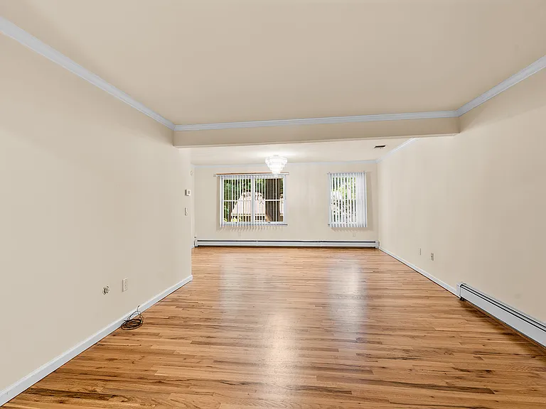 607 Grove St — Photo 9