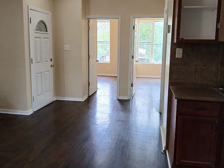 Front Entrance and entrance to both bedrooms/Entrada principal y entrada para las recamaras