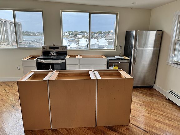 5th image of 585 Shirley St APT 1