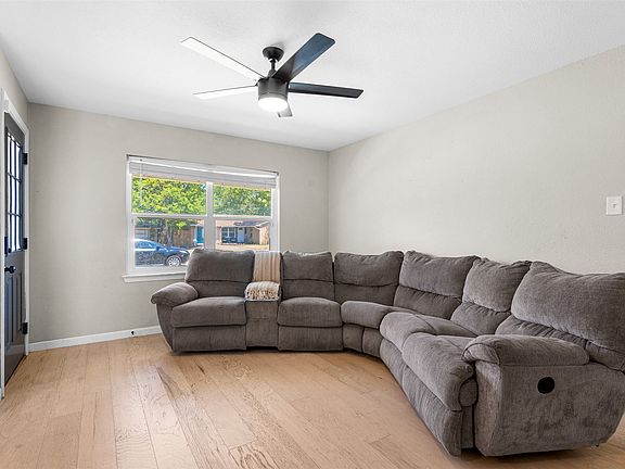 5th image of 634 Midvale Dr