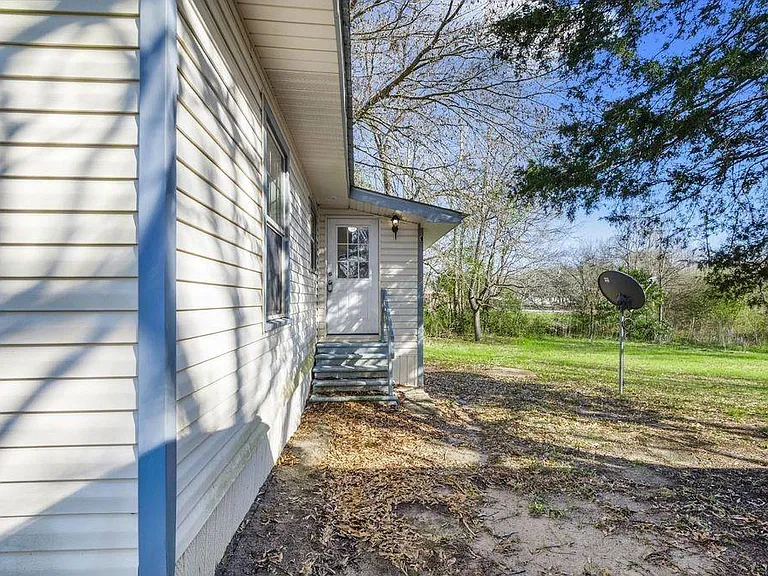 472 E Main St — Photo 16