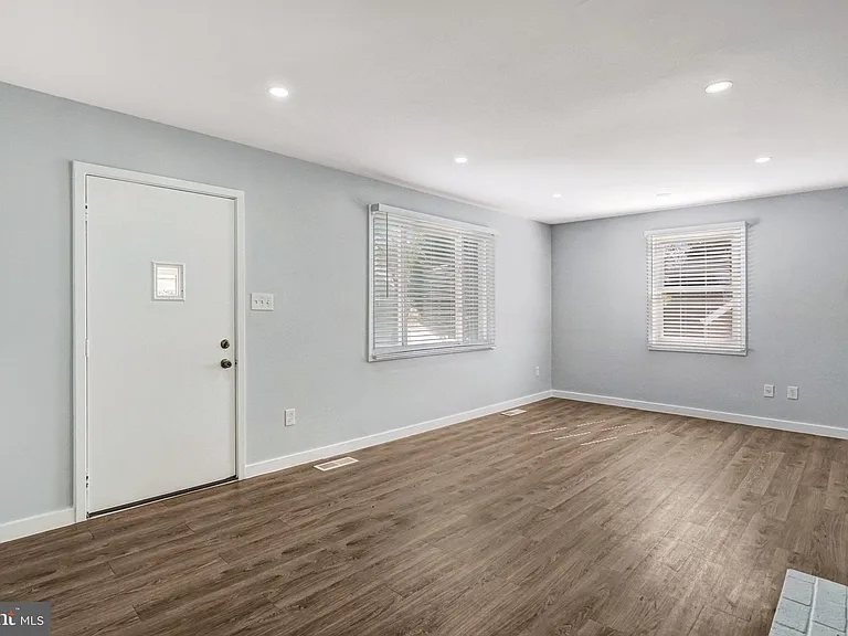 3120 Chepstow Ln — Photo 5