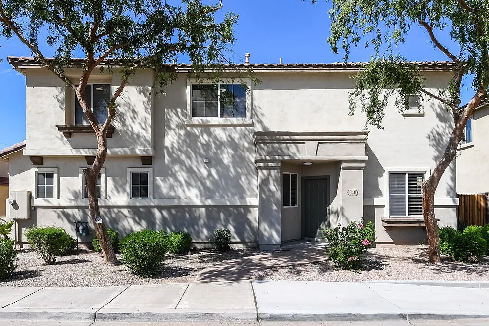 3 bed, 2.5 bath, 1381 sqft, $2,315 — Photo 1