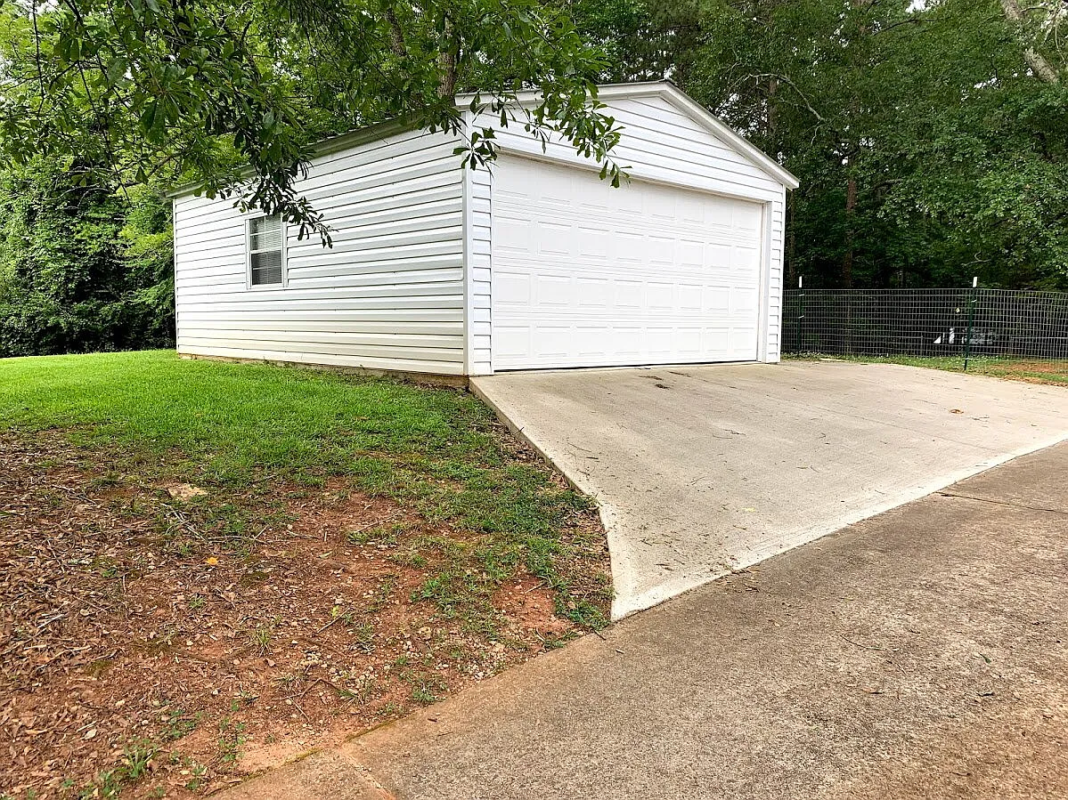 3 bed, 2.0 bath, 1338 sqft, $1,800 — Photo 2