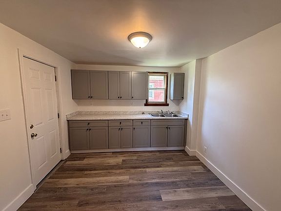 3rd image of 903 Warren Ave
