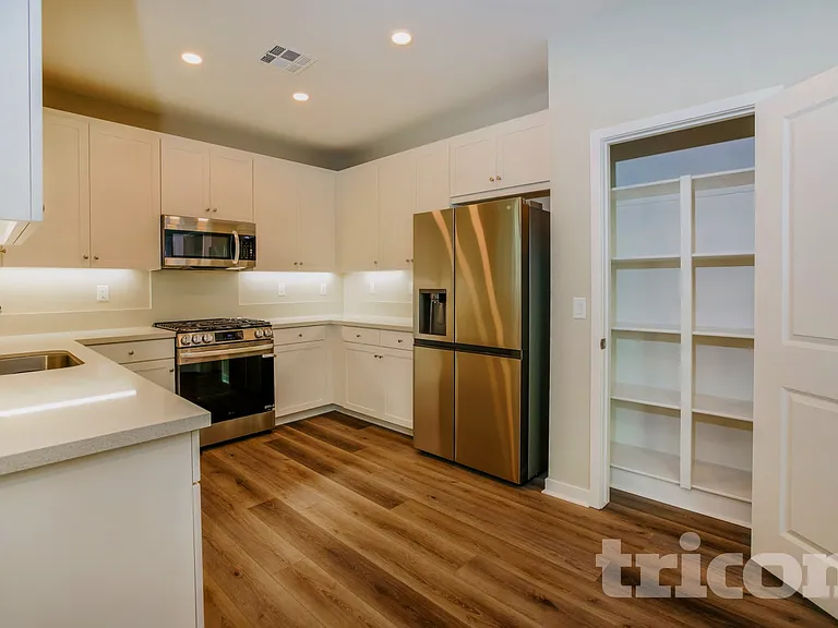 31578 Dwight Dr — Photo 4