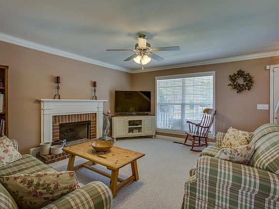 3rd image of 1144 Summerville Cir