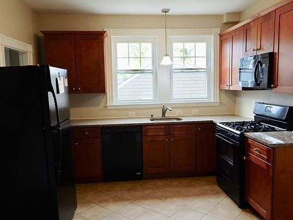 3rd image of 182 Thacher St #0