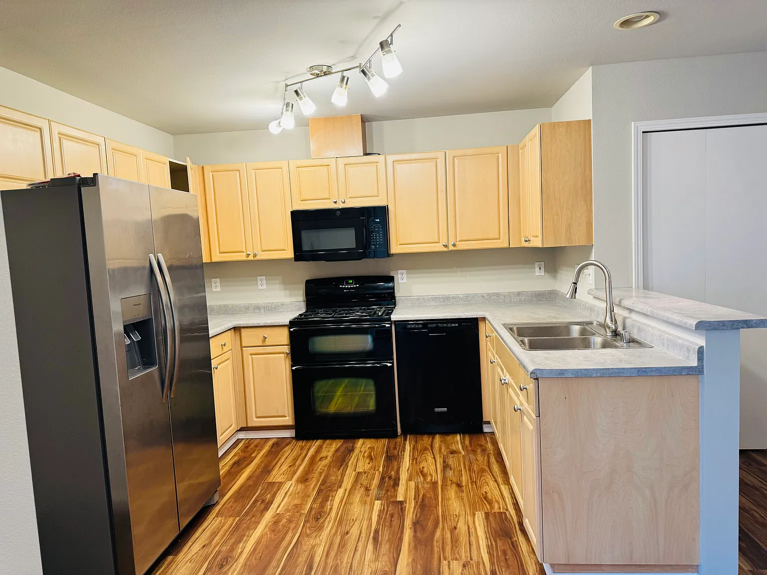 2 bed, 2.5 bath, 1348 sqft, $2,800 — Photo 3