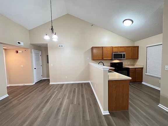 4th image of 5600 NE 80th Ter Unit 3B
