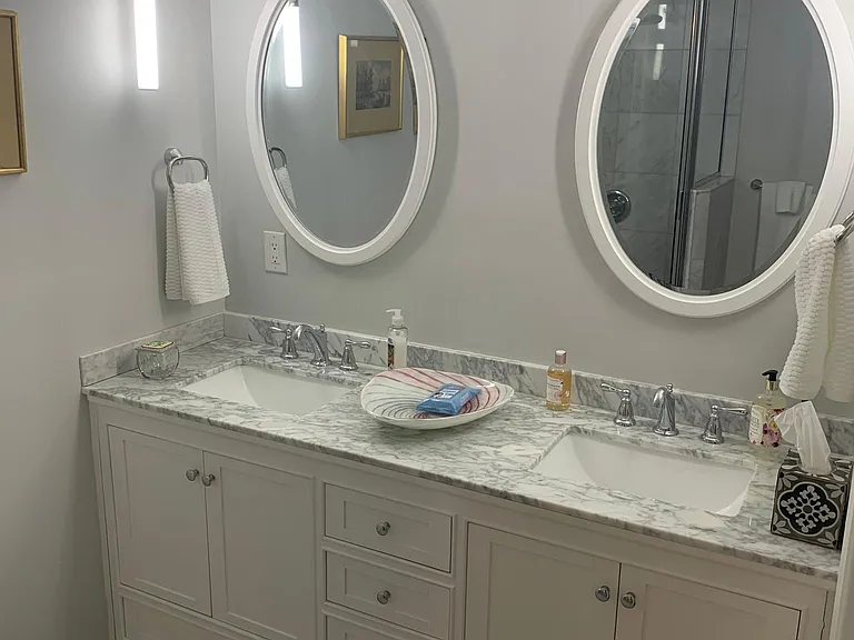 Upstairs full bathroom to junior master suite