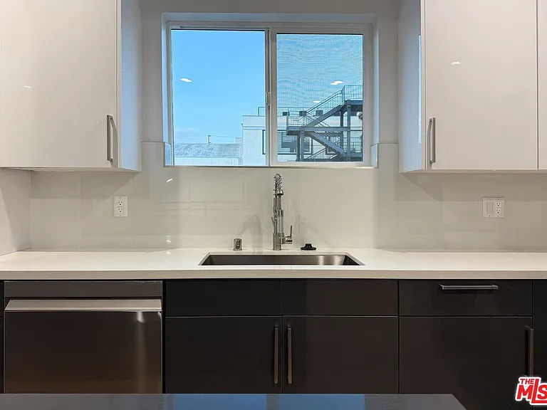 5338 Denny Ave — Photo 14