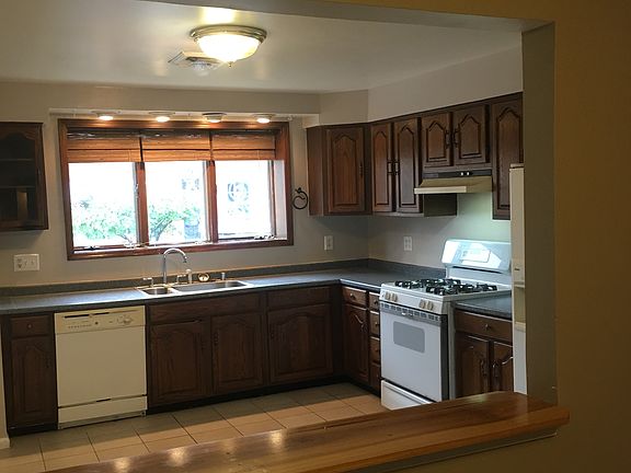 large eat-in kitchen