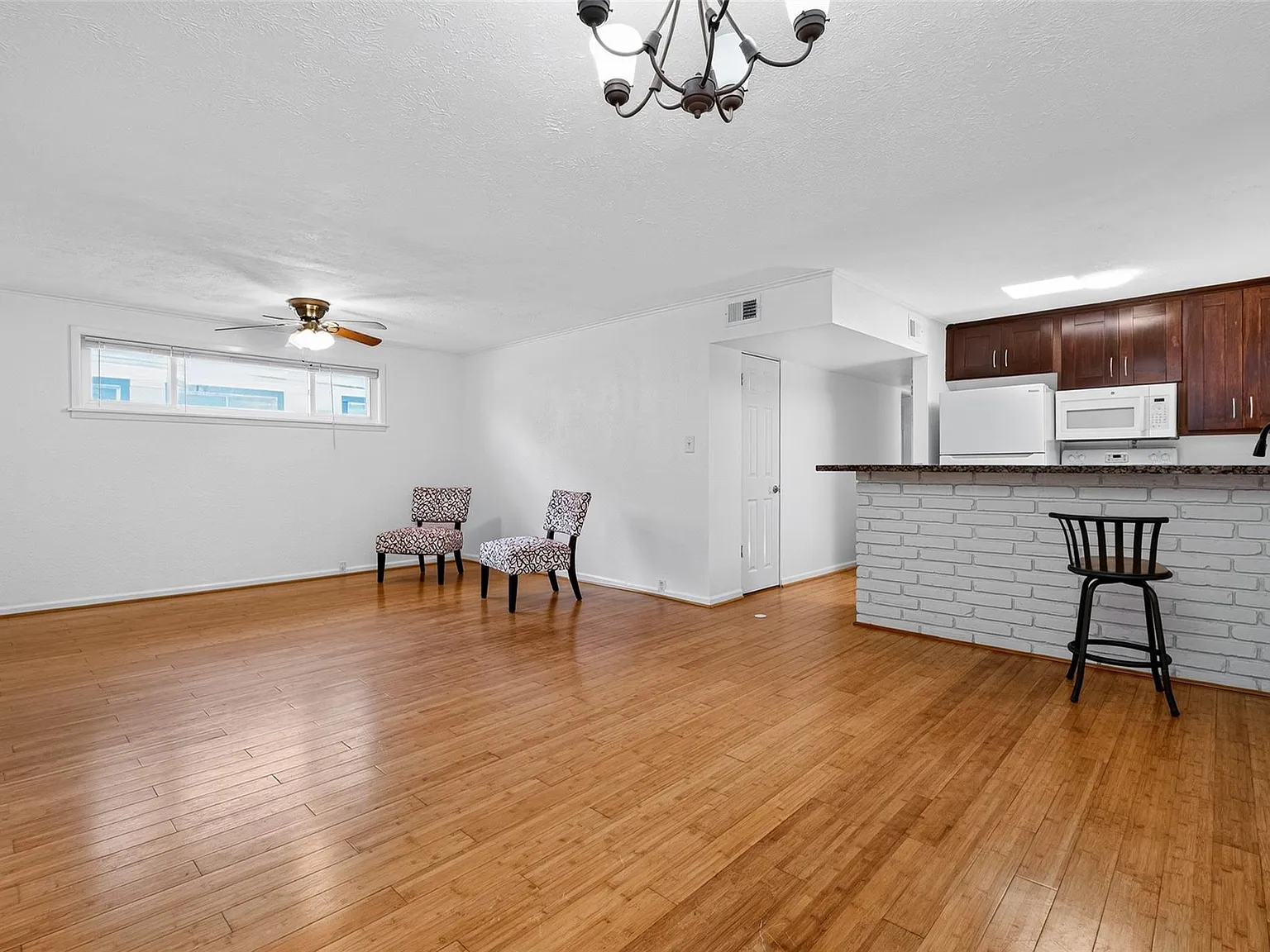 2 bed, 1.0 bath, 1188 sqft, $1,580 — Photo 1