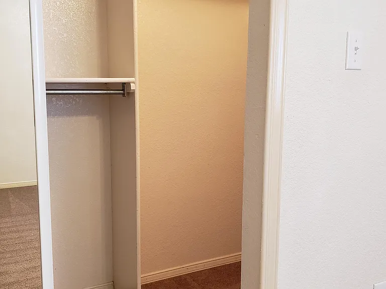 Guest bed 3 closet
