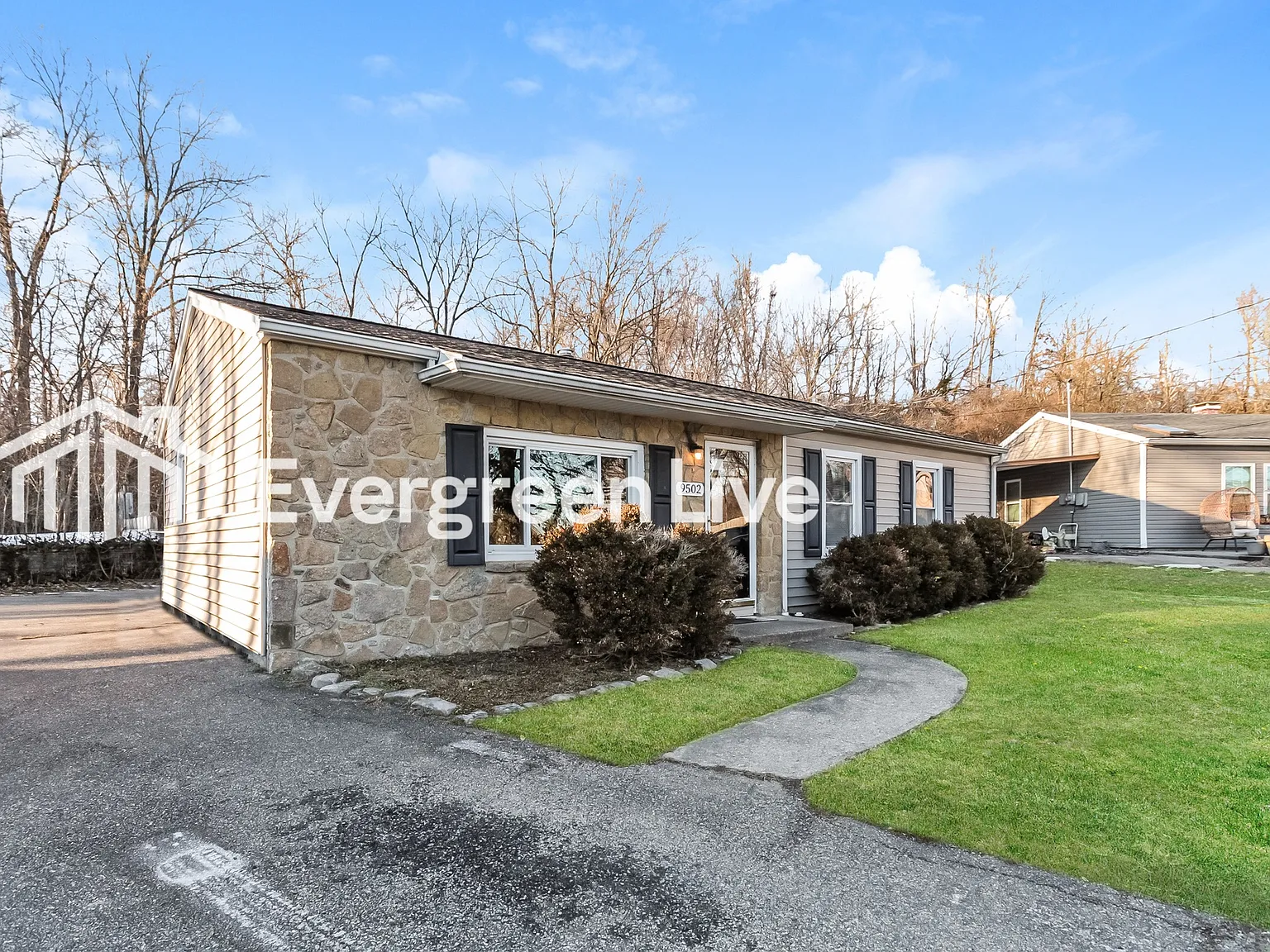 3 bed, 1.0 bath, 1025 sqft, $1,495 — Photo 2