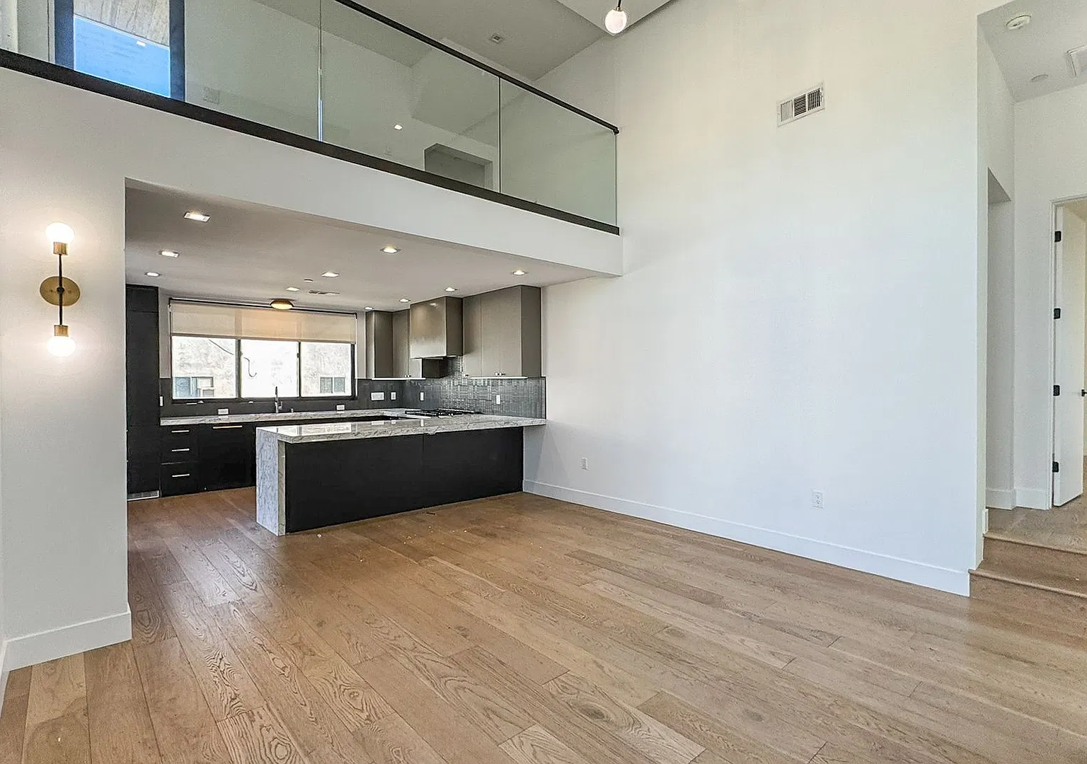 Modern Santa Monica Living | 2 Bedrooms, Loft & Private Rooftop Deck — Photo 4