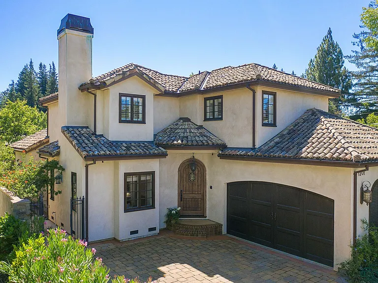 1201 University Dr — Photo 3