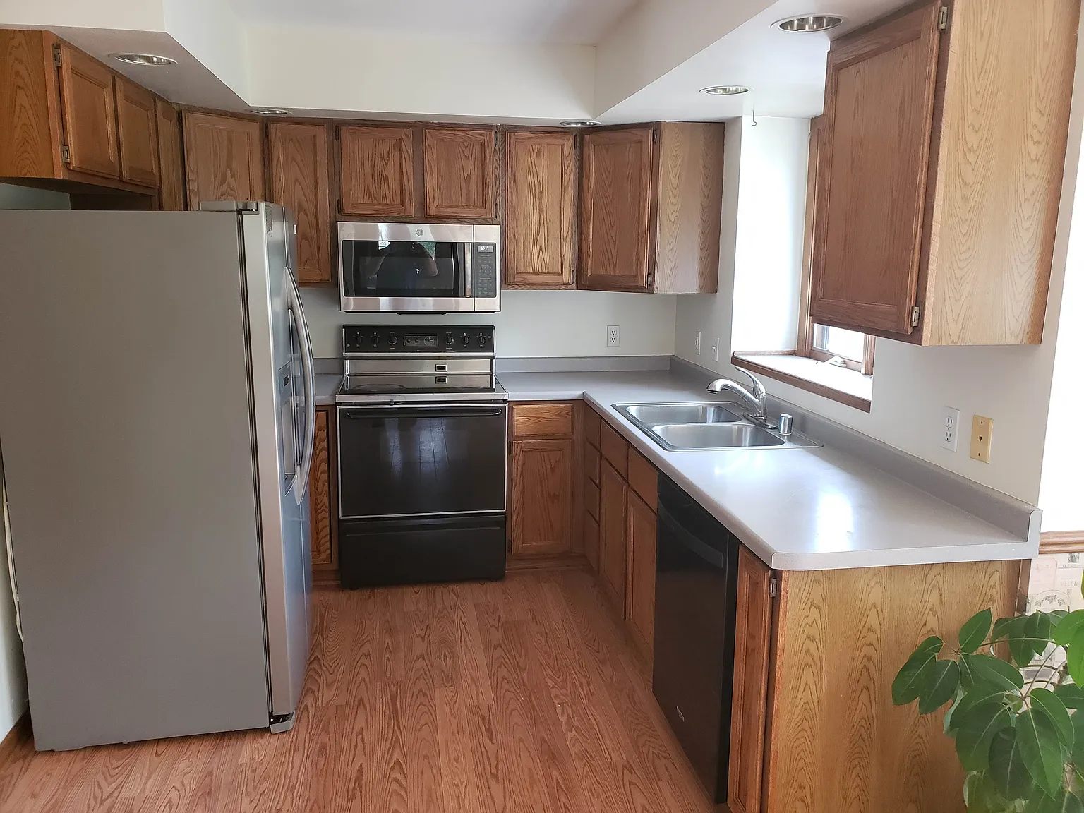 3 bed, 1.5 bath, 2300 sqft, $2,150 — Photo 3