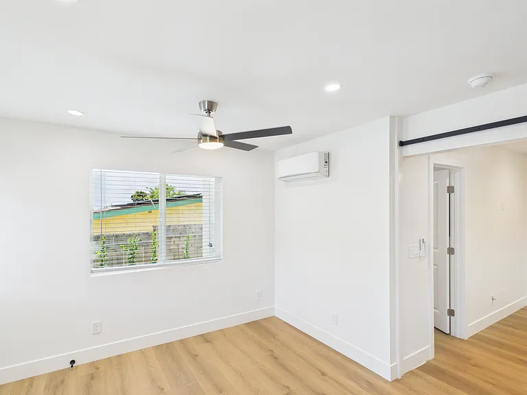 1130 W Redwood St — Photo 11