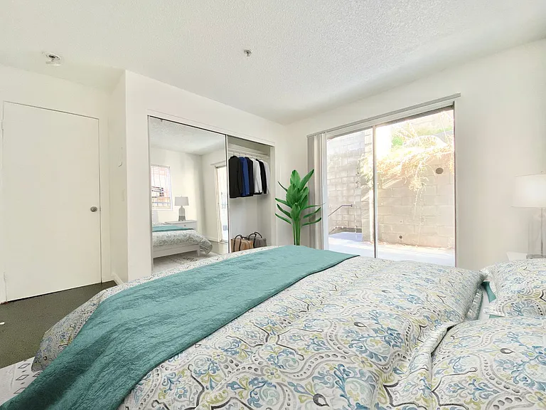 256 S Rampart Blvd — Photo 19