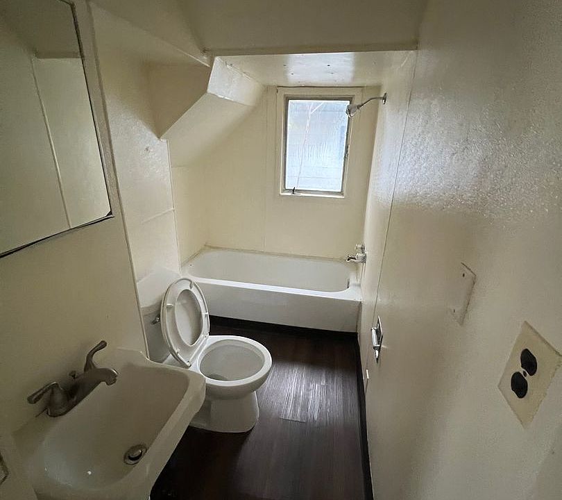 2nd image of 621 W 9th St