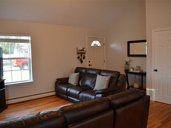 4th image of 12 Cedar Oaks Ave