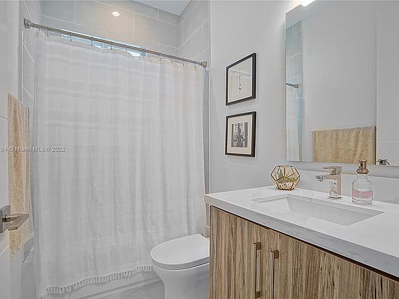 2nd image of 3590 Franklin Ave #3590