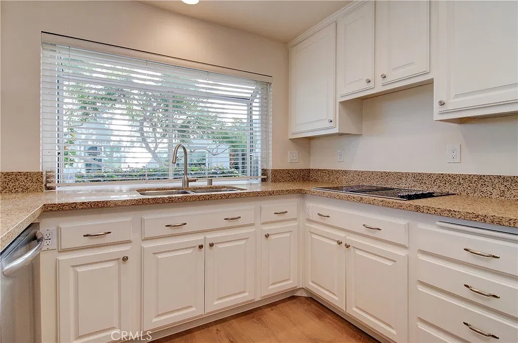 3 bed, 2.5 bath, 2056 sqft, $5,200 — Photo 3