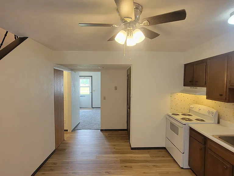 922 E Illinois St — Photo 13